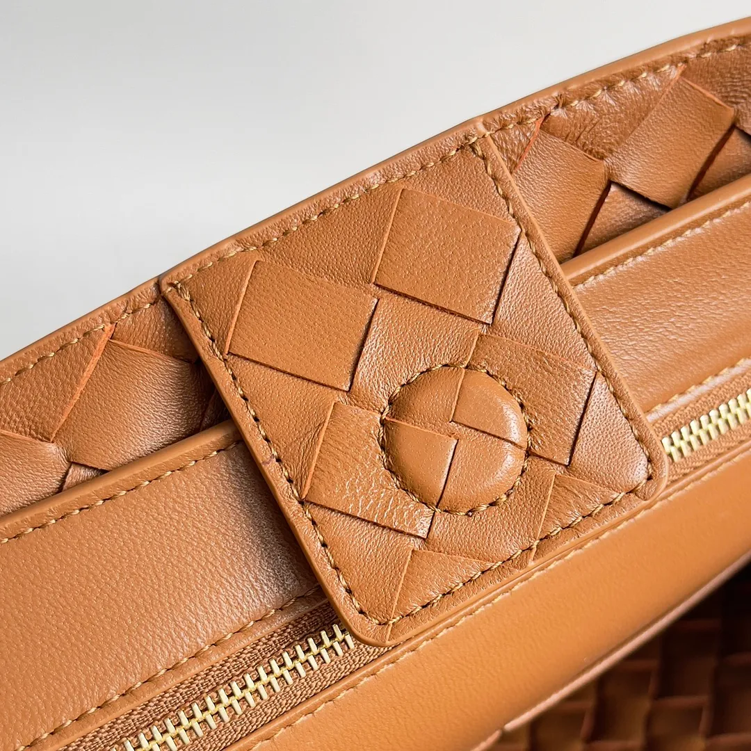 The 2023 new Andiamo batch of 2260 BV has been shipped‼ ️Really popular🔥The new Andiamo woven handbag launched by Bottega Veneta this season is really popular all over the world! ! Celebrities at home and abroad have worn it, and Oscar-winning actress Michelle Yeoh has taken it out on the street. Song Jia, Trai Yara, Yu Feihong, Sanji Ayaka, Rosie Hunting-Whiteley, Yoshioka Riho, etc. have all picked up this bag. It is classic and versatile, showing off its temperament, and the bag capacity is also large, which is very convenient for daily commuting! ! A variety of carrying methods, the shoulder straps can be adjusted by yourself, the original lambskin feels soft and delicate, and the unisex style breaks the gender boundaries and brings a more practical and long-lasting use experience. Andiamo, which has both elegant and casual styles, perfectly interprets the true appearance of "fashionable old money style". Style number: 743572 Size: 32*24*12